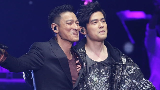 周杰伦与刘德华首度合体唱金曲 跨时代天王同框也是第一次见