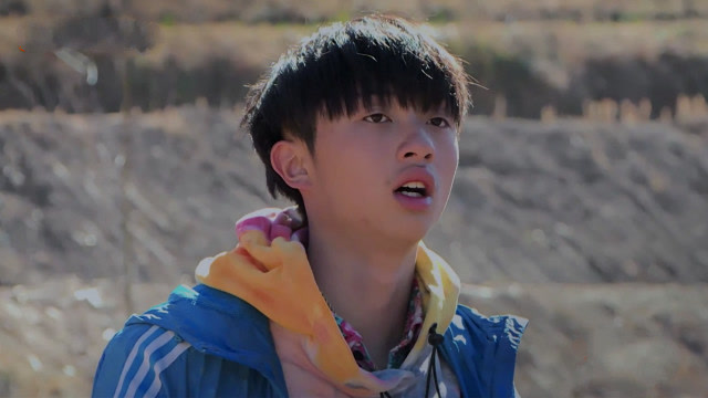 冬季即将来临,王烨飞带队誓要翻好菜地播上种子,为这个农村家庭撑起一