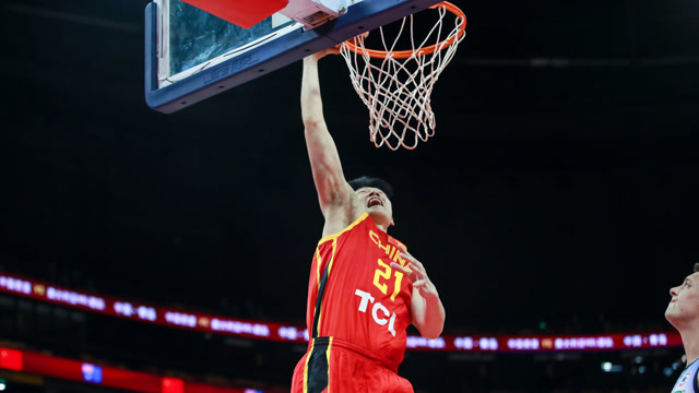 【扣篮】中国队快速反击 胡金秋单手扣篮获加罚