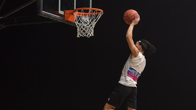 陈登星扣篮时刻 逆天滞空胯下换手扣篮