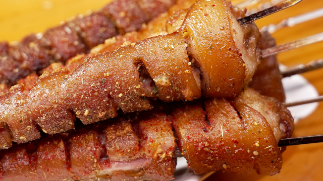 劲道入味的烤猪尾巴和烤猪鼻子带你打开新世界大门
