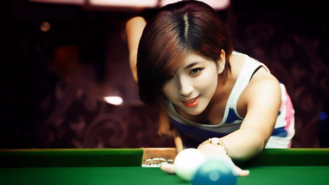 美女打桌球!引众人围观!