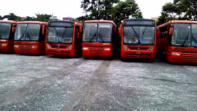 实拍老司机驾驶三节车厢的公交车倒车入库!