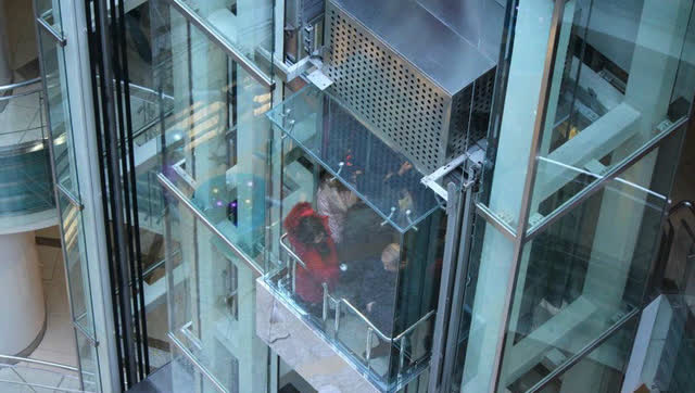 你见过能上下左右移动的电梯吗?真是大开眼界