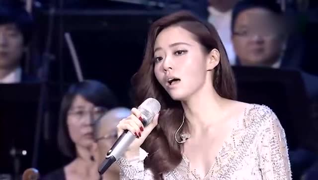 张靓颖真人实力演绎超高音《女神之舞》国际范十足!