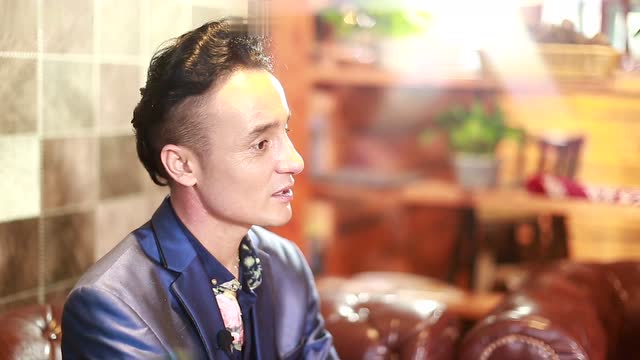 跟近期出名的哈萨克年轻歌手木拉提别克采访