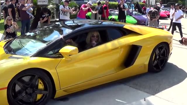 十分霸气!美女开兰博基尼aventador狂轰油门