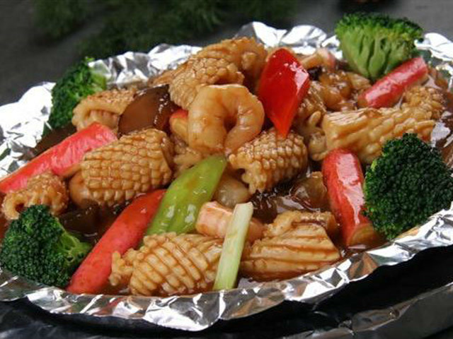 简单两个步骤荤素搭配的铁板海鲜双汇