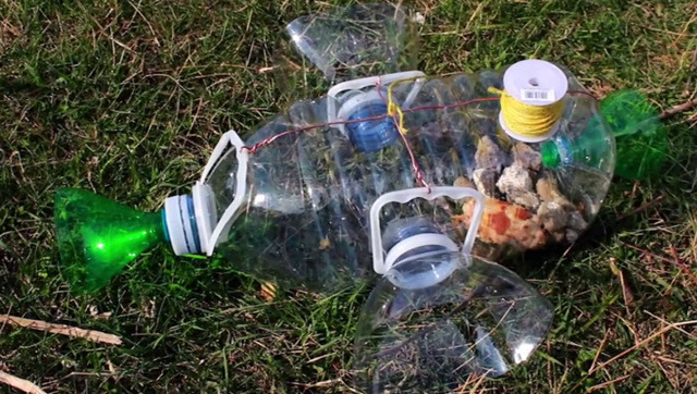 用塑料瓶自制了一个抓鱼神器,抓到的鱼还不小