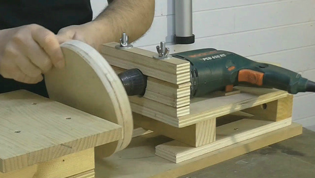 手电钻改装成小车床,这样就能车珠子了!