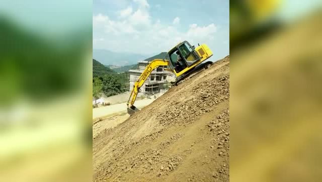 挖掘机也玩滑滑梯哥们你太会玩了