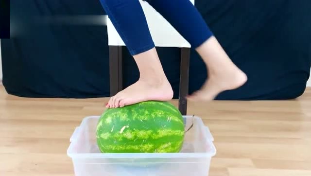 一个西瓜能承受多少斤的重量,用脚踩西瓜试验一下