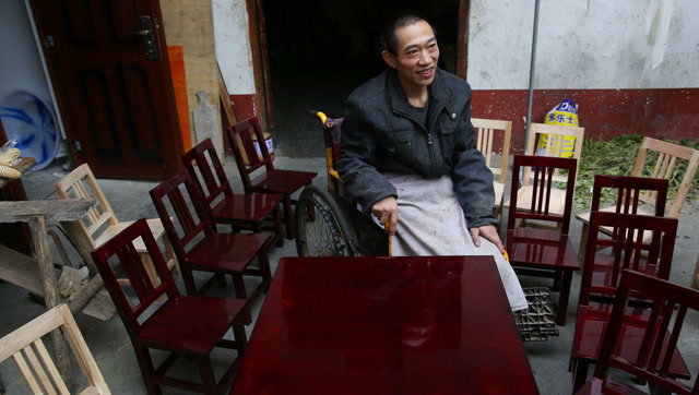 瘫痪男轮椅上做木工 一天挣15元已坚持10年