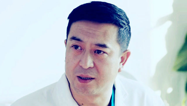 《急诊科医生》张嘉译向王珞丹道歉遭闭门羹,张嘉译为抓郑伟被打伤