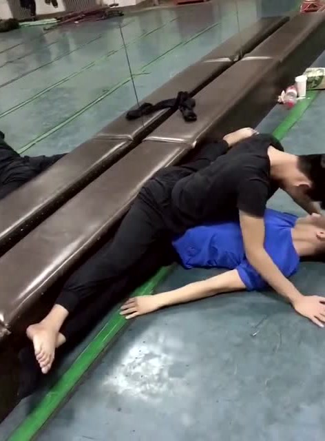 形体课男生和男生劈叉画面太辣眼