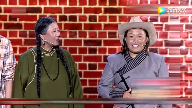 他们的小品剧情老套,但蒙古族歌声响起的那一刻,全场沸腾了