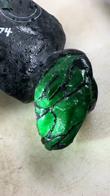 罕见帝王绿翡翠赌石价值300万,翠原石_瑞丽玉如意翡翠高清