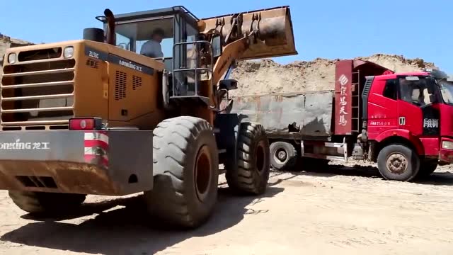 6轮驱动土方车泥地打滑