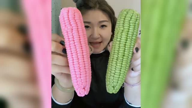 粉色和绿色的玉米,猜猜什么做的可以吃