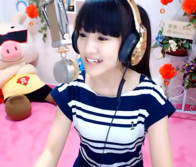 yy文儿《路灯下的小女孩》那些年少懵懂的期待