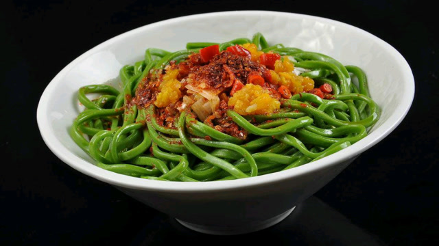 家乡|一碗正宗陕西菠菜油泼面,在家你也可以这样做.