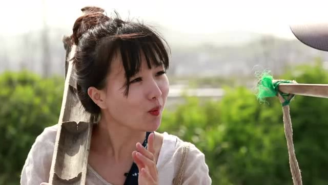 cctv10美女记者陈晨挑起100多斤天然海盐险摔倒