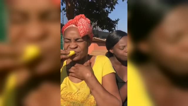 这两娘们吃柠檬的表情太逗了,酸掉牙了吧!