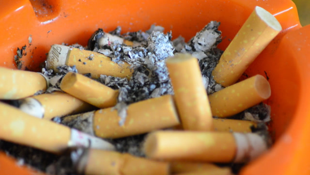 抽剩下的烟头不要扔,加上洗衣粉有妙用,比洗洁精强百倍!