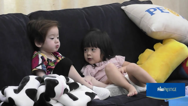 两小宝贝太有爱了,哈琳对jackson的宠爱 满屏蜜汁