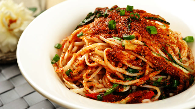 西北特色的油泼拉面原来在家就能做,只需简单的几个步骤就行了