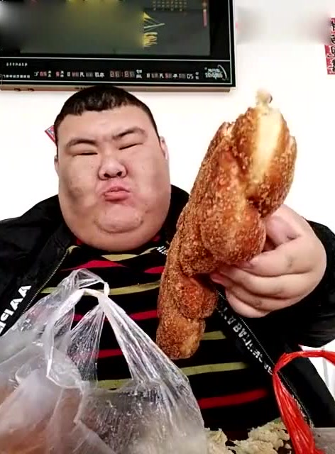 大胖哥直播吃多人份晚餐了,这食量太惊人