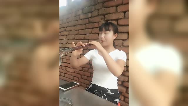 美女吹着动听的唢呐寻找自己心仪的男朋友能打动男生嘛