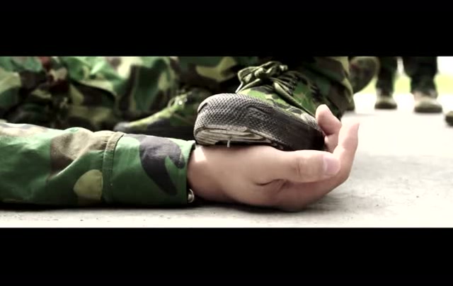 为了躲避军训装晕倒我可以理解,扇耳光就太狠了吧