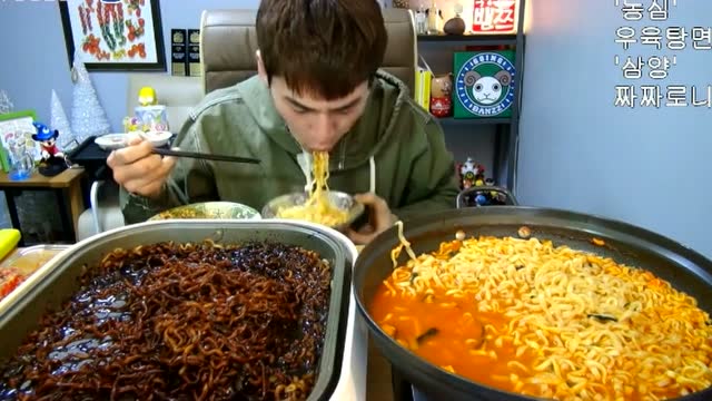 大胃王奔驰小哥吃炸酱面,这速度无人能比碉堡了小哥!