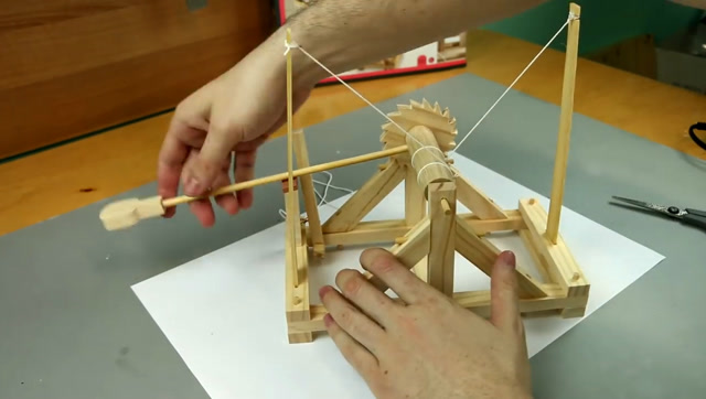 小伙把古代战场用的抛石机在家造了出来,实在是太有才了!