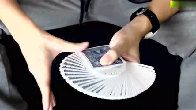 双手开扇花式扑克魔术教学,学了就能耍帅了