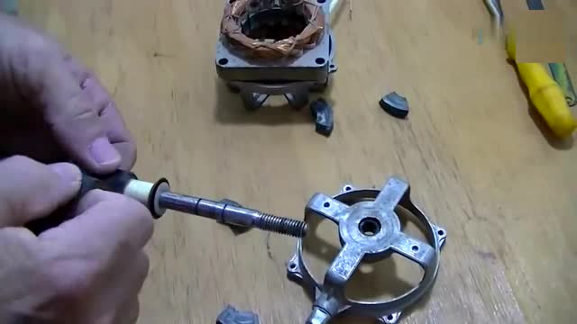 电风扇改装成风力发电机!