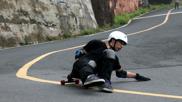 太刺激了!极限达人用滑板下山,速度快到看不清!