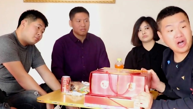 富豪回老家参加亲戚聚会,没想到穷亲戚这么势利眼,狗眼看人低!