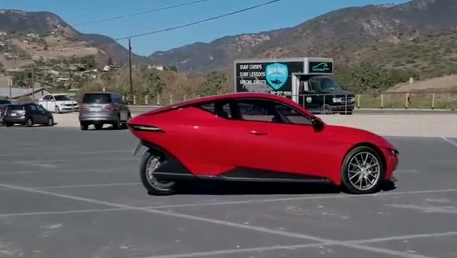 法拉利牌三轮车,6.4万开回家,开上路回头率100%