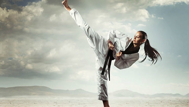 何止是帅!身材一级棒的跆拳道美女演示一字马,720度旋风踢!