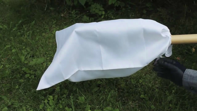 遮布掀开那一刻,才知道小伙发明的除草工具有多牛!