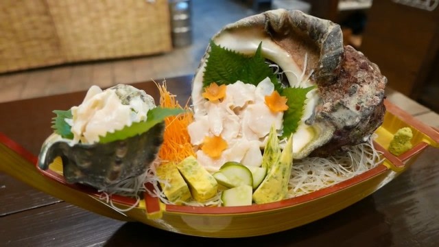 日本厨师制作的海蜗牛刺身