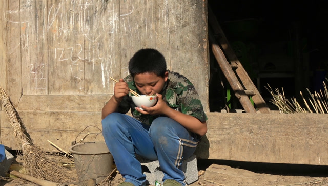 17岁农村男孩才读小学,每天上山背水,原因让人心痛啊