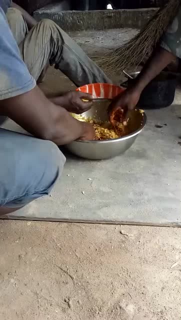 看见非洲人围绕在一个大盆子里吃饭,你的第一想法是什么