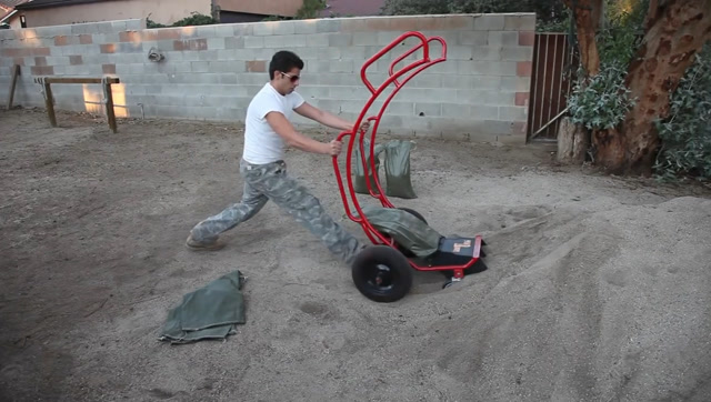 民间牛人发明装沙神器,不用油不用电,一小时装300袋