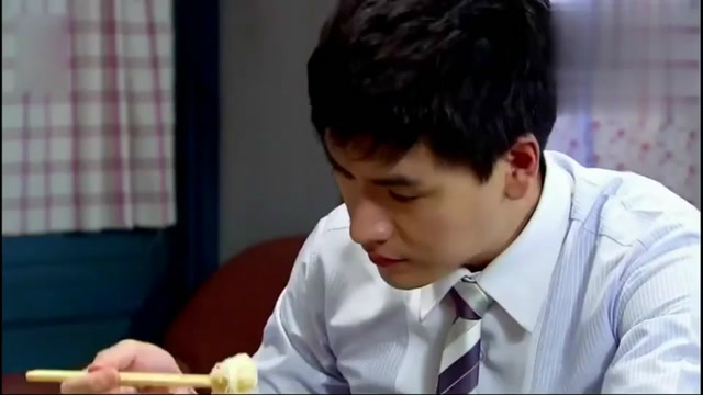 梁小菊亲手给方羽杰做饭,方羽杰一脸的幸福
