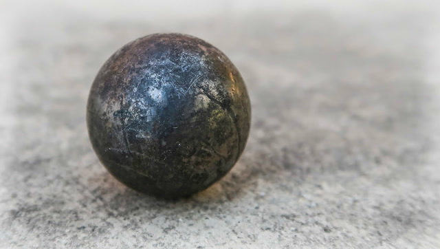 一颗生锈的铁珠子,老铁匠熔铸锻造一会儿,成品太让人惊艳了