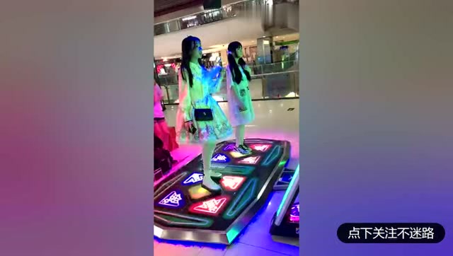 两个小仙女斗舞,我看上了左边那个!