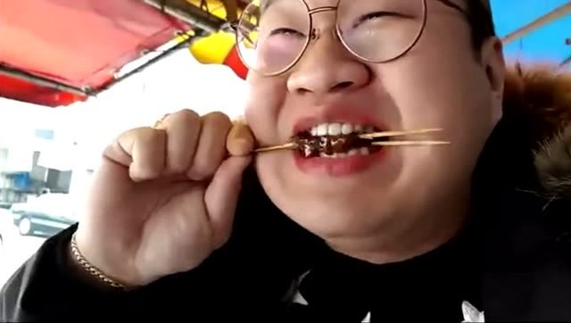 韩国大胃王胖子威:沾沾串,炸大肠,嘴都吃歪了还不尽兴!